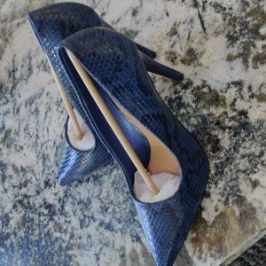 Blue snakeskin pumps